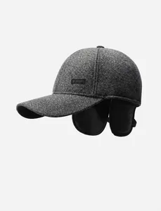 Detaillierte Seitenansicht einer grauen Winter-Baseballkappe mit schützenden Ohrenklappen für Wärme