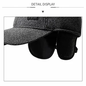 Makro-Detail einer grauen Winter-Baseballkappe mit dicken Ohrenklappen zum Windschutz