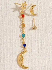 Detailansicht des goldfarbenen asymmetrischen 3er-Ohrring-Sets mit Stern, Mond und Zirkonia