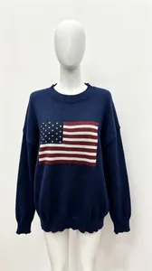 Vista dettagliata di un maglione a maglia blu navy a girocollo con bandiera americana