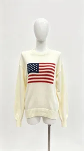 Maglione in maglia crema con un motivo distintivo della bandiera americana sul petto