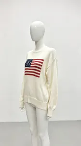 Dettaglio maglione in maglia ampia da donna con bandiera americana indossato da manichino