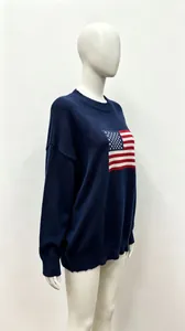 Primo piano di un maglione oversize blu navy con maglia della bandiera degli USA.