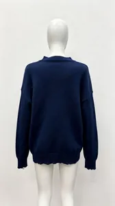 Vista posteriore dettagliata di un maglione in maglia blu scuro ampio con girocollo.