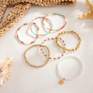 Farbenfrohes Perlenarmband-Set im Meeres-Stil mit Seestern-Anhänger auf sandigem Hintergrund
