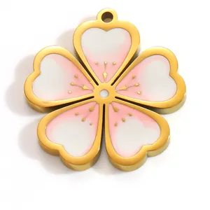 Primo piano del ciondolo a cuore fiore di ciliegio in acciaio inossidabile oro 18k