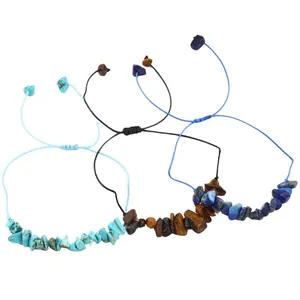 Detailansicht handgefertigter Wachskordelarmbänder mit bunten unregelmäßigen Natursteinen.