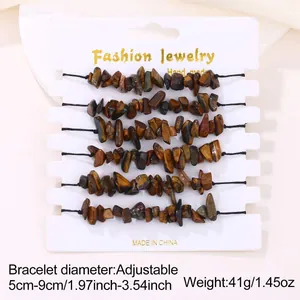 Nahaufnahme von handgefertigten Armbändern mit natürlichen Tigerauge-Steinsplittern
