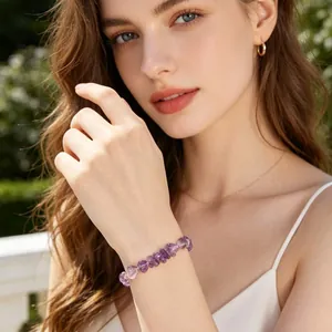 Nahaufnahme eines Amethyst-Armbands, das von einem Model im Freien getragen wird