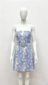 Dettaglio di un abito a fascia a fiori blu e bianchi con cintura su un manichino.
