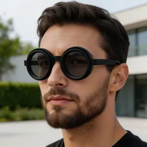 Gros plan de lunettes de soleil ND réglables noires avec montures rondes sur le visage d'un homme