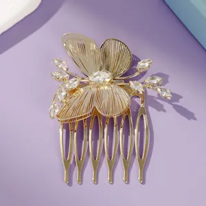 Elegante peine de novia con mariposa dorada y cristales brillantes para el cabello