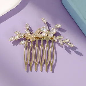 Elegante peine dorado para el cabello de novia con diamantes de imitación y mariposa