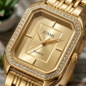 Vista dettagliata dell'orologio da donna quadrato con lunetta in cristallo e quadrante dorato