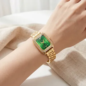 Dettaglio orologio da donna quadrato dorato con quadrante verde e strass brillanti
