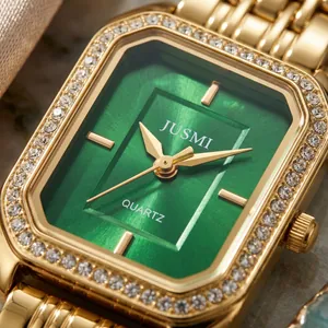 Vista dettagliata dell'orologio al quarzo quadrato da donna dorato con lunetta in cristallo e quadrante verde