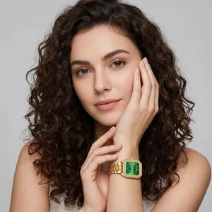 Orologio quadrato d'oro elegante con quadrante verde e lunetta di diamanti