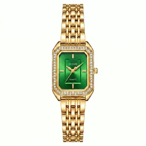 Elegante orologio al quarzo dorato da donna con quadrante rettangolare verde e diamanti.