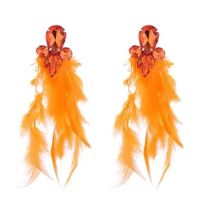 Orecchini pendenti lunghi con piume arancioni e borchie in cristallo scintillante stile boho