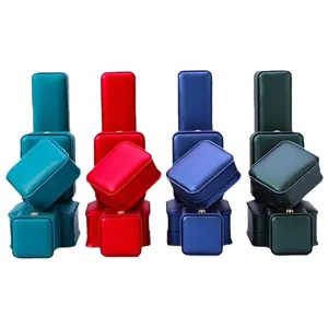 Elegantes juegos de joyeros con cierre de corona en cuatro colores para anillos y collares