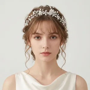 Vista detallada de una elegante diadema nupcial con perlas y pedrería en una modelo