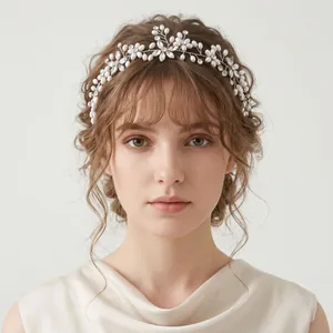 Diadema de novia hecha a mano con perlas blancas y brillantes diamantes de imitación