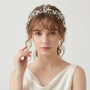 Elegante diadema artesanal de perlas y pedrería para novias y peinados de fiesta