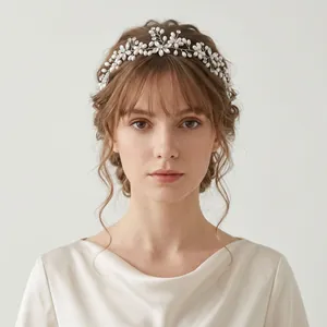 Diadema nupcial hecha a mano con perlas y pedrería estilo bosque en una modelo