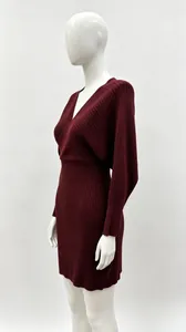 Détail de la robe en maille bordeaux élégante à col en V et manches chauve-souris.