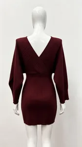 Vue détaillée d'une robe en maille bordeaux avec un design croisé en V dans le dos