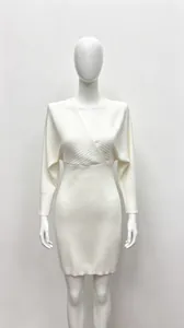 Robe élégante en maille blanche avec col en V et manches chauve-souris 2025