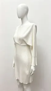 Gros plan sur robe blanche en tricot, col en V, manches chauve-souris et maille côtelée