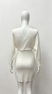 Vue arrière d'une élégante robe courte blanche en tricot avec col en V et manches chauve-souris