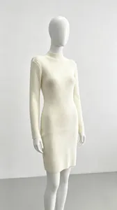 Detailansicht eines eleganten cremeweißen Rippstrickkleids mit modischem Stehkragen