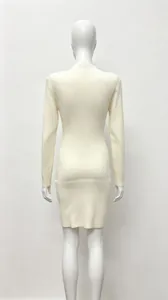 Rückansicht eines weißen langärmeligen Strickkleids mit elegantem Stehkragen