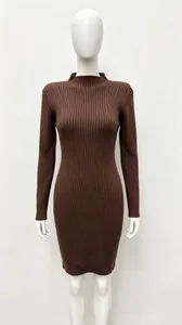 Braunes langärmeliges Strickkleid mit Stehkragen auf einer weißen Schaufensterpuppe gezeigt