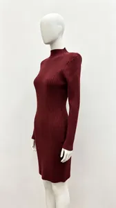 Detailansicht eines weinroten Strickkleides mit halbem Rollkragen an der Schaufensterpuppe