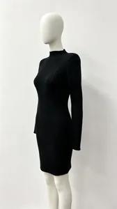 Detailansicht eines schwarzen langärmeligen Strickkleids mit Stehkragen am Mannequin