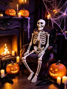 Realistisches lebensgroßes Kunststoffskelett auf einem Stuhl für Halloween.