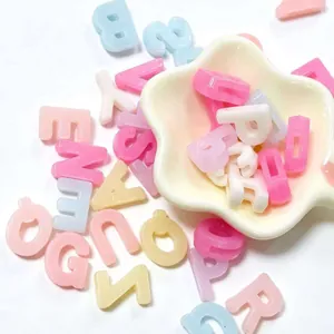 Detail van acryl letterkralen in macaronkleuren voor DIY handgemaakte sieraden maken