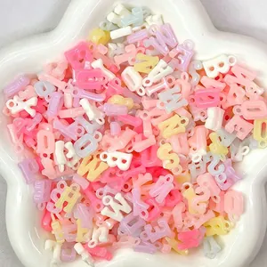 Detailopname van kleurrijke macaron acryl letterkralen voor DIY sieraden maken