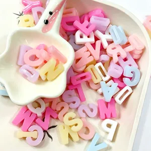 Detailopname van 26 acryl alfabetkralen in pastel macaron kleuren voor DIY sieraden