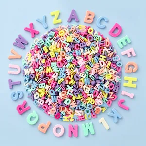 Gedetailleerd overzicht van acryl letterkralen in macaronkleur met afmetingen en gatgrootte