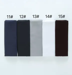 Primer plano detallado de cinco bufandas de gasa de perlas en azul marino, negro y gris