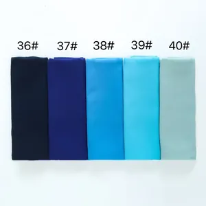 Selección de bufandas de gasa de perlas azul liso con códigos de color numérico