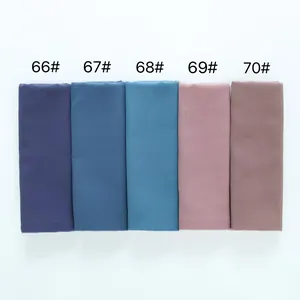 Varios hijabs de gasa de perlas de color sólido con códigos de color 66-70 en blanco.