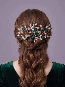 Vista detallada de un peine para el cabello de novia con pedrería verde y blanca fina