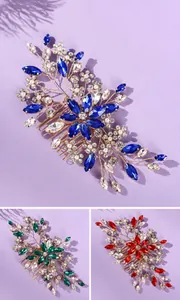 Vista detallada de peines para el cabello de novia con diamantes azules, verdes y rojos.