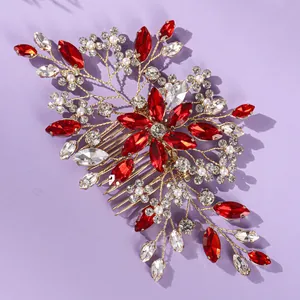 Elegante peineta de novia con cristallen rojos y perlas para fotos de boda y fiestas.