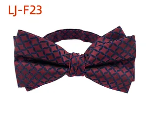 Vue détaillée du motif géométrique bordeaux sur ce nœud papillon élégant pour hommes
